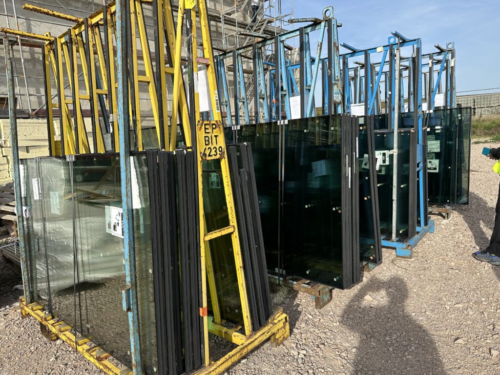 Fensterscheiben auf Stahltransportträgern