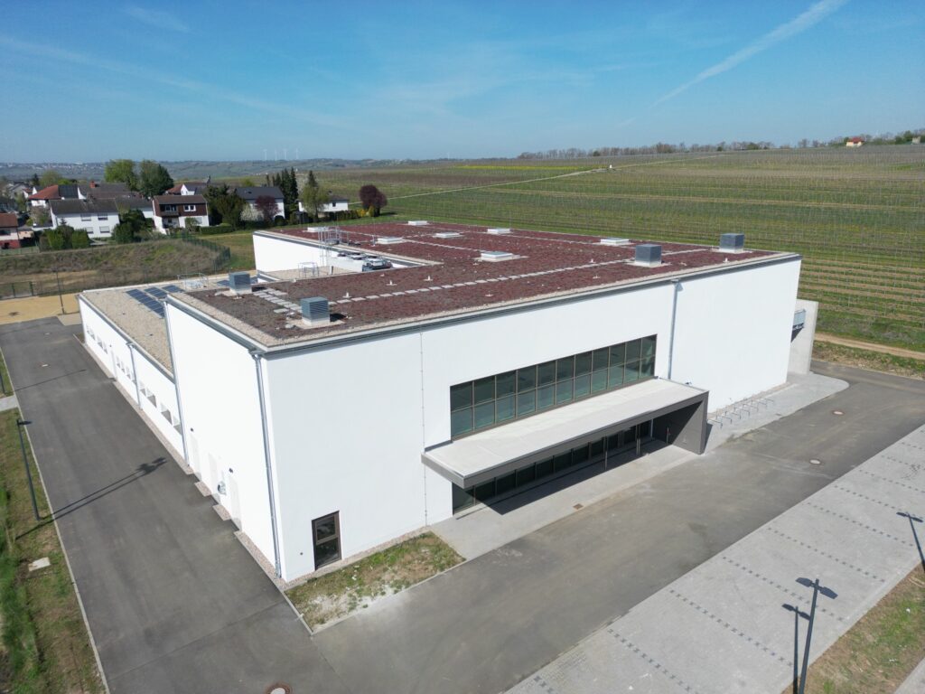 Der Eingangsbereich aus der Drohnensicht von etwa der Malteserhalle aus gesehen. Die Drohne ist so hoch, dass man auch das Dach sieht.