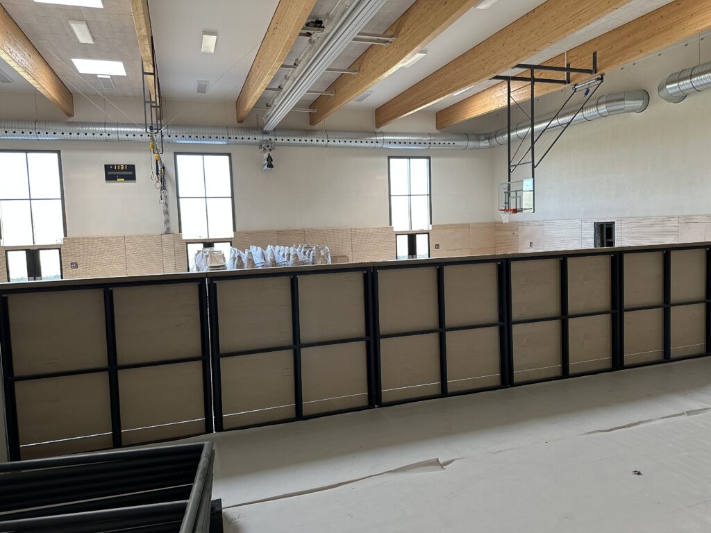 die geschlossene Prallwand von der Bühnenseite aus.