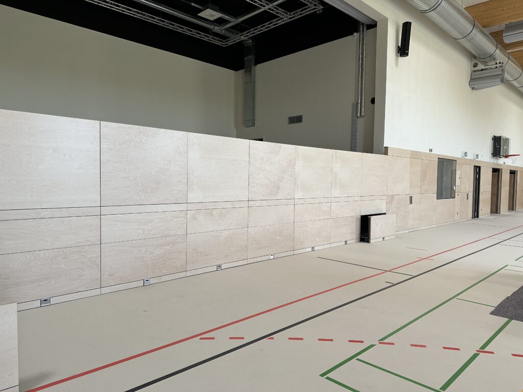 Die geschlossene Prallwand von der Hallenseite aus.