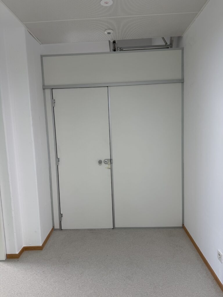 Eine Doppeltürfüllung, in die nur links eine Tür eingebaut ist.
