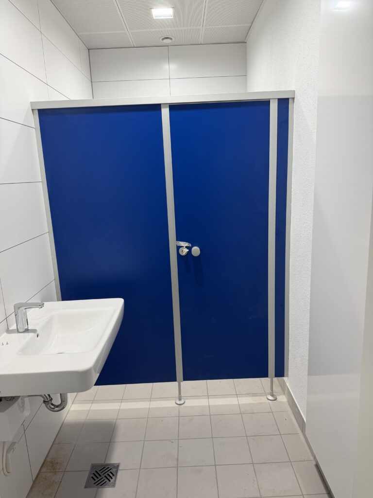 Eine blaue Toilettentür.